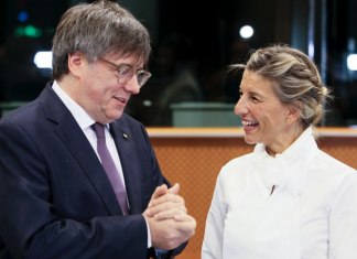 Yolanda Díaz sale de la reunión con Puigdemont asegurando que «el pantumaca está más caganet que nunca»