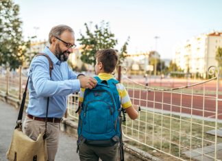 Un hombre vuelve a experimentar la alegría de ser padre al dejar a su hijo en el colegio