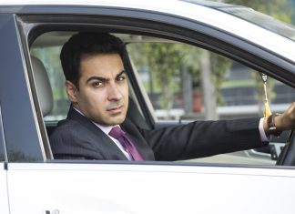Coincide con su jefe en un atasco y este baja la ventanilla para recordarle que está llegando tarde al trabajo