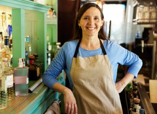 Una camarera con 20 años de experiencia en la restauración está a punto de rendirse y dejará de decir que es directora de cine
