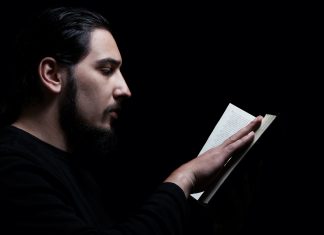 Recital de poesía deriva en mitin de Sumar