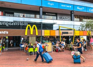 Como cada año, los españoles han agotado las reservas de ketchup y acuden en masa a McDonald’s a recolectar sobres para toda la temporada
