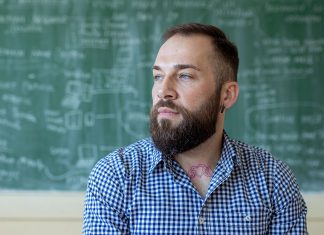 Un profesor pasa la primera hora de clase explicando sus nuevos tatuajes