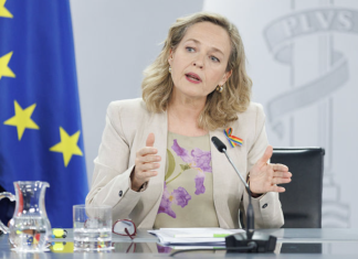 El Gobierno prevé un recorte del crecimiento de la economía al 2% después de la última compra que ha hecho Sánchez en Amazon
