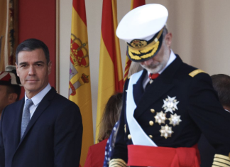 Felipe VI se disculpa por haberse agarrado los genitales desde el palco al lado de la reina en pleno desfile de la Hispanidad