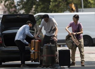 «¡Idos a un hotel!», le gritan a una pareja que estaba haciendo el «check in» de un grupo de turistas en plena calle