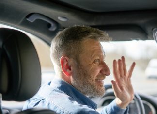 Un conductor levanta la mano pidiendo disculpas tras atropellar a 35 personas y atravesar el escaparate de una mercería