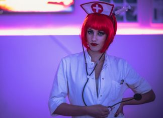 La falta de dinero obliga al personal de los hospitales a recurrir a disfraces de enfermera sexy comprados en AliExpress