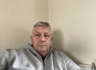 Un hombre denuncia una conspiración mundial orquestada para hacerle parecer un paranoico