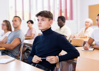 Logra aprobar un examen de filosofía convenciendo al profesor de que el suspenso es una estrategia de dominación de los poderes fácticos que ahoga al individuo coartando su horizonte de posibilidades desde el dogmatismo de la razón instrumental