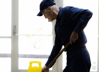 «Hay que echar a Sánchez de La Moncloa», exclama un trabajador de la limpieza que necesita fregar el despacho presidencial