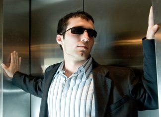 Un policía fuera de servicio arrincona a un vecino contra la pared del ascensor para sonsacarle a qué piso va