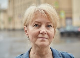 Una señora se niega a darle dinero a un mendigo porque se lo va a gastar en droga sin imaginar que tiene el mismo camello que su hijo