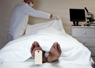 Un forense concluye que la víctima seguía viva y hubo que usar la fuerza bruta para poder acabar la autopsia con éxito