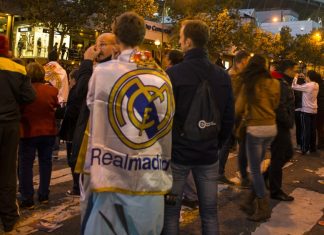 El descuento del partido del Real Madrid obliga a miles de aficionados a quedarse a dormir en el estadio