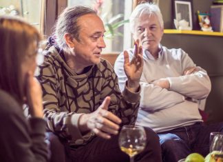 Incapaz de cortar la conversación, papá anuncia que ahora el peluquero vive en casa y es un miembro más de la familia