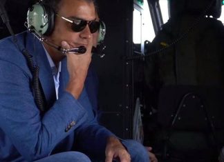 “Bueno, pues allá vamos otra vez… ¡Preparad el helicóptero! ¡Salimos en cinco!”, dice Sánchez a su equipo al enterarse de que hay un nuevo volcán en erupción