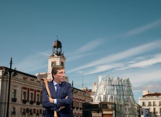 Incapaz de contenerse, Almeida tala el árbol de Navidad de la Puerta del Sol