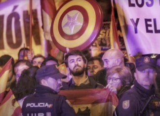 España llama a consultas a la embajadora de EEUU por la presencia del Capitán América en las protestas de Ferraz