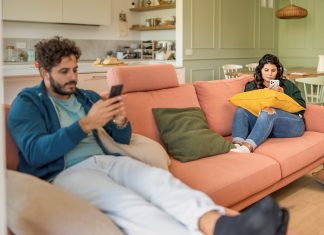 Una pareja decide abrir su relación a otras redes sociales