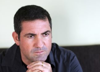 Un señor reúne a toda su familia para confesar que lloró en 2003