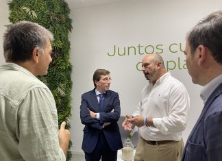 Los amigos de Almeida y de su prometida no encuentran árboles en los que colgar los carteles de «estos locos quieren casarse»