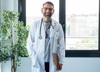 Empieza a sospechar del médico que le recomienda beber mucha agua porque lleva una camiseta de Bezoya debajo de la bata