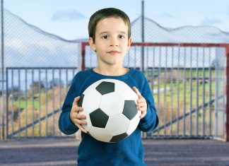 ¿El nuevo alcalde de Madrid? Este niño le ha dado un balonazo a otro niño