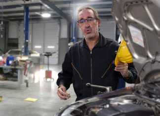 La avería del coche debe de ser grave porque el mecánico ha empezado a hablar del “cielo de los coches” y de una granja de coches que hay en las afueras