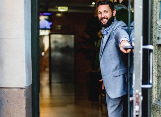 La Unión Europea establece que no es obligatorio aguantar la puerta o esperar en el ascensor a nadie que esté a más de 3,2 metros de distancia