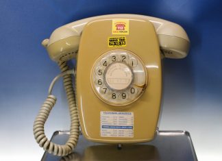 Presentan en el Mobile World Congress un teléfono sin pantallas, anclado a la pared y que funciona con un cable que impide que te vuelvas adicto a las redes sociales