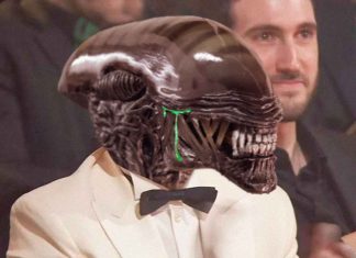 Alien rompe a llorar durante el discurso de Sigourney Weaver en los Goya