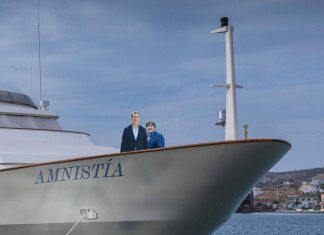 Publican una incómoda fotografía de Alberto Núñez Feijóo en el yate “Amnistía” de Carles Puigdemont
