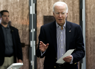 Joe Biden preocupa a sus asesores al contarles que unas monjas lo llevaron a Galicia y le hicieron votar al PP