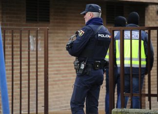 La policía decide no investigar un asesinato porque «el pasado es el pasado» y «vamos a cuidar a la gente viva porque los muertos, muertos están»