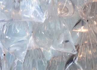 La seguridad del aeropuerto de Vigo detiene a tres catalanes que pretendían llevarse agua de la lluvia a Barcelona