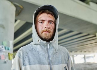 Nadie se atreve a decirle a un joven «entrepreneur» que busca «business angels» para su «startup» que está mendigando en la calle