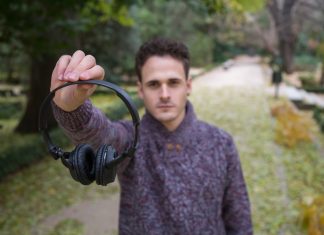 Un idiota lleva varios minutos intentando desenredar el cable de sus auriculares bluetooth