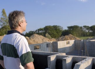 Un señor aclara que el búnker que ha construido en su jardín no es por la crisis climática sino por el feminismo