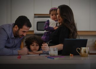 Las parejas con hijos se preparan para pasar la noche de San Valentín ayudando a sus hijos a terminar el trabajo de Naturales