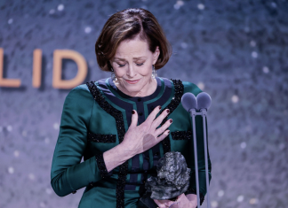El hombre que redacta los subtítulos de Sigourney Weaver, indignado porque la actriz no lo mencionó en la gala de los Goya