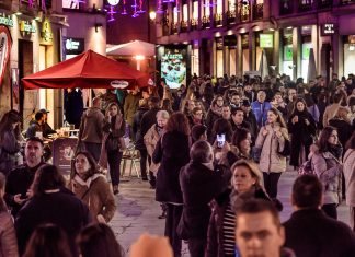 Tras las declaraciones de Yolanda Díaz, la derecha reivindica el derecho de los españoles a no encontrar mesa hasta las once de la noche y luego ser ignorado por el camarero durante dos horas