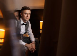 Un actor de microteatro, obligado a trabajar de camarero en un minibar para llegar a fin de mes