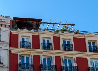 Hacerte novio de la presidenta de la Comunidad de Madrid y otros trucos para vivir en un piso de un millón de euros