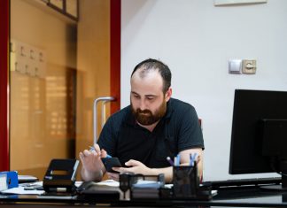 Una persona con una colección de ‘stickers’ muy pobre, incapaz de expresar emociones complejas
