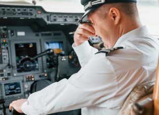 Un piloto con miedo a no volar se niega a aterrizar