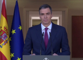 Sánchez comparece para anunciar que está «profundamente enamorado» de sí mismo y que continuará