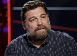 El actor Hovik Keuchkerian admite entre lágrimas que cargó contra los guionistas porque no sabe leer