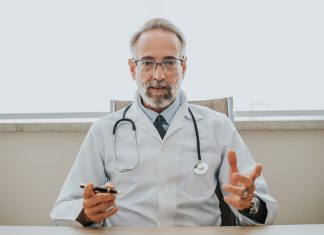 Un paciente en estado crítico, forzado a aguantar un discurso de veinte minutos del médico quejándose del juego del Barça antes de conocer el diagnóstico definitivo