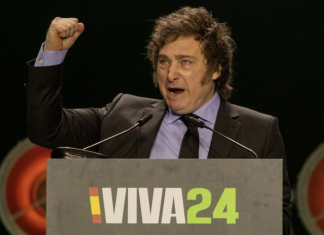 El activista Javier Milei logra, en un gesto heroico, visitar España en plena dictadura, reunirse con la resistencia e insultar públicamente al dictador y a su mujer sin que nadie le detenga